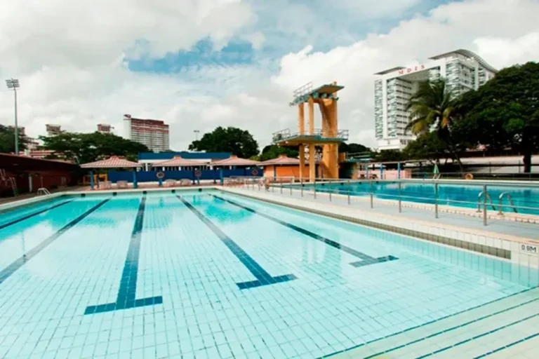 Adult learn to swim at Queenstown Swimming Complex
